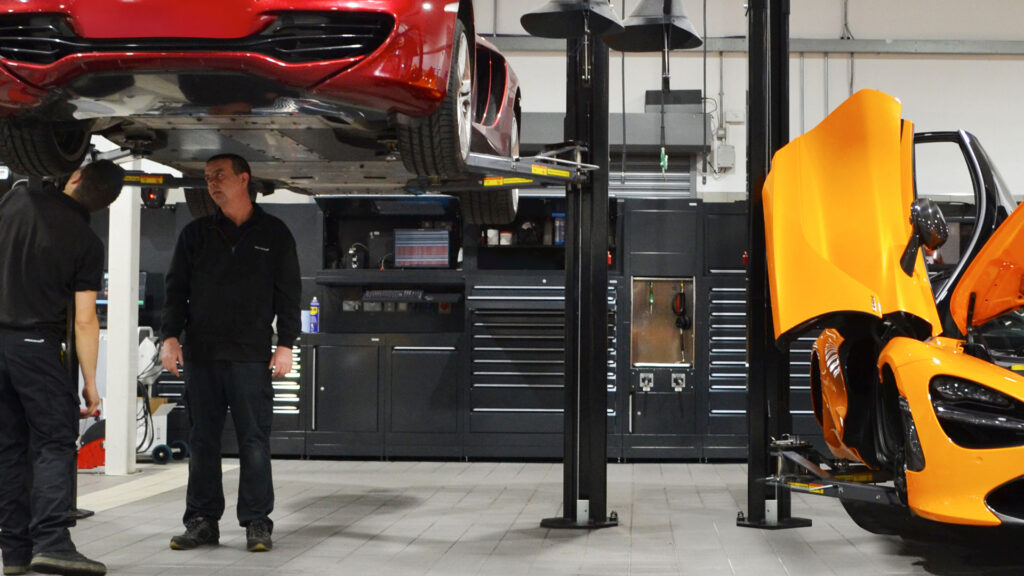 Atelier McLaren à Bracknell pour Jardine by Dura