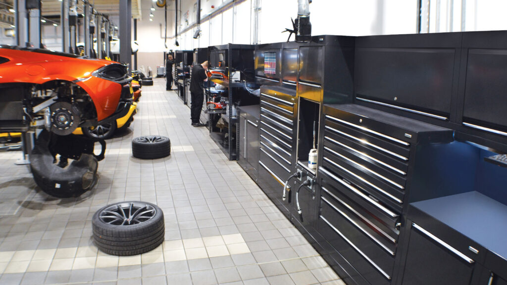 Atelier McLaren à Bracknell pour Jardine by Dura