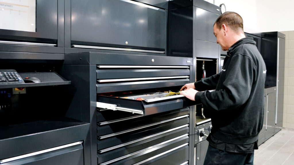 Atelier McLaren à Bracknell pour Jardine by Dura