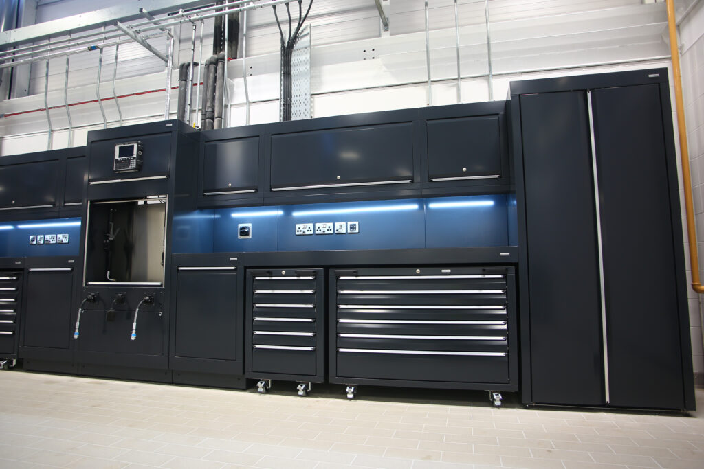 Metal workshop furniture with drawers
